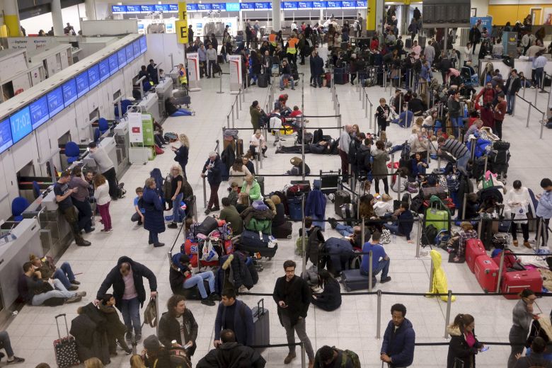 Χάος στο αεροδρόμιο Γκάτγουικ εξαιτίας «επίθεσης» από drones
