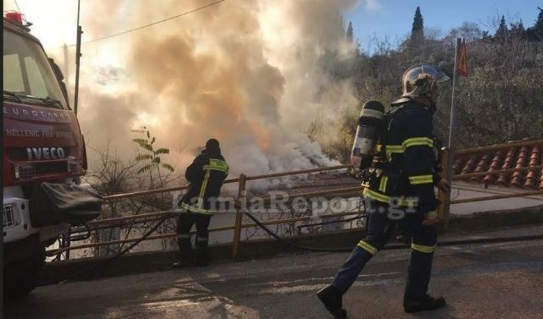 Τον «έζωσαν» οι καπνοί στη στέγη του σπιτιού
