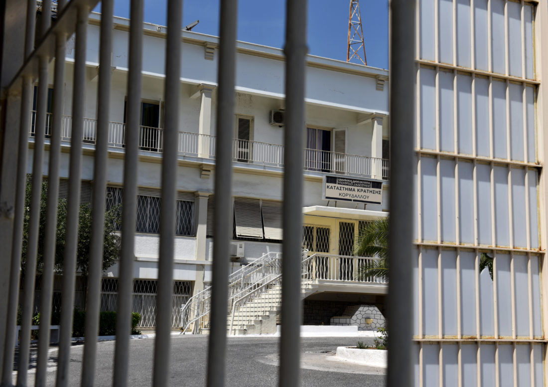 Αυτοσχέδια όπλα, αναβολικά και κινητά βρέθηκαν στο Ψυχιατρείο των φυλακών Κορυδαλλού