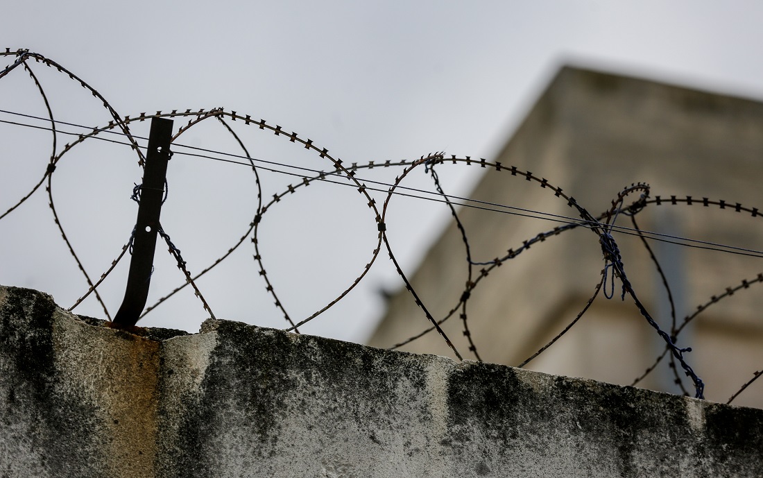 Το υπουργείο Δικαιοσύνης διαψεύδει τον ξυλοδαρμό του παιδοκτόνου της Κέρκυρας