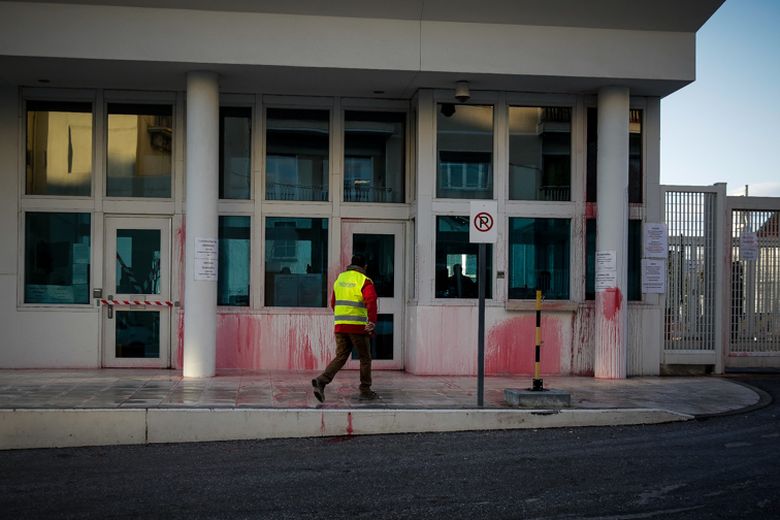 Ανακρίνονται 8 μέλη του Ρουβίκωνα για την επίθεση στην πρεσβεία των ΗΠΑ