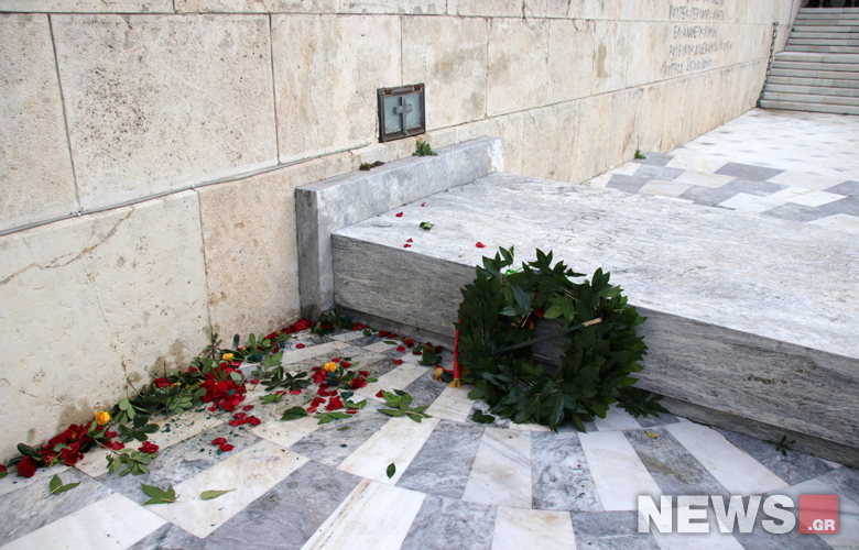 Πέταξαν το στεφάνι της Μέρκελ από το μνημείο του Άγνωστου Στρατιώτη