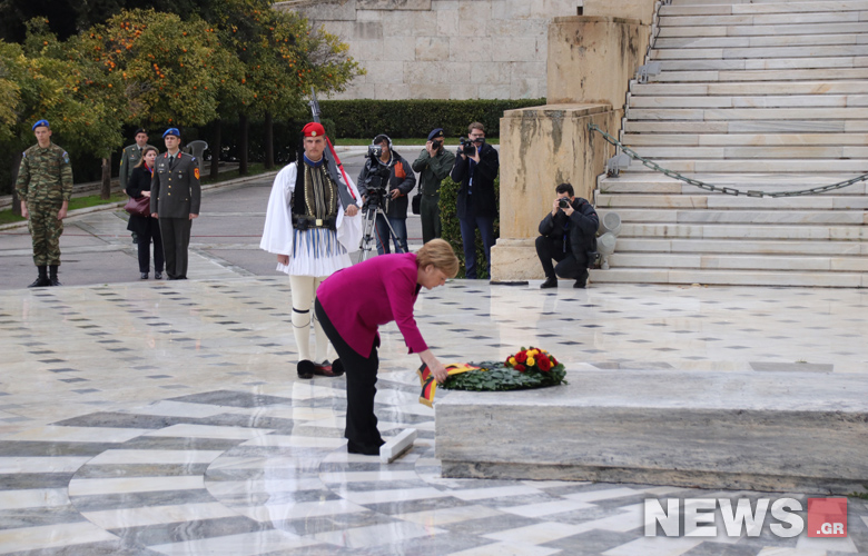Η Μέρκελ κατέθεσε στεφάνι στο Μνημείο του Άγνωστου Στρατιώτη