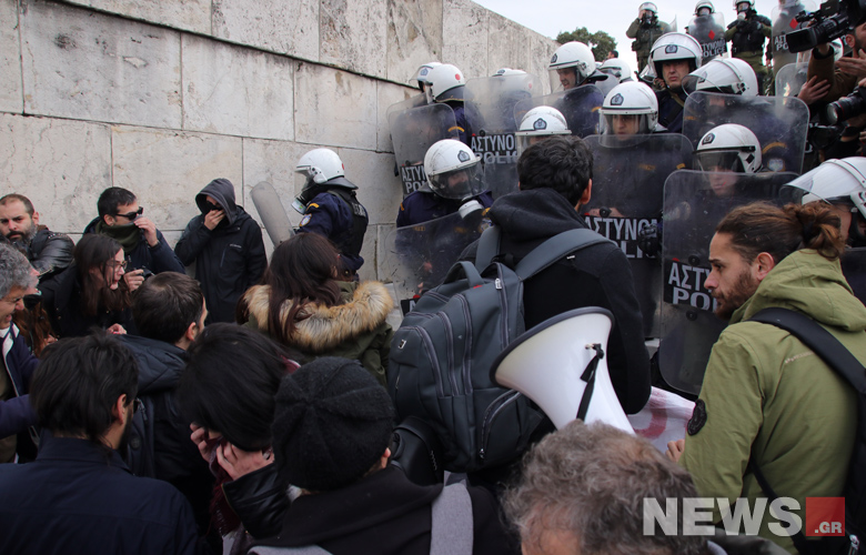 Συγκρούσεις εκπαιδευτικών με άνδρες των ΜΑΤ έξω από τη Βουλή