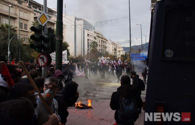 «Βροχή» χημικών κατά διαδηλωτών στην Ηρώδου Αττικού