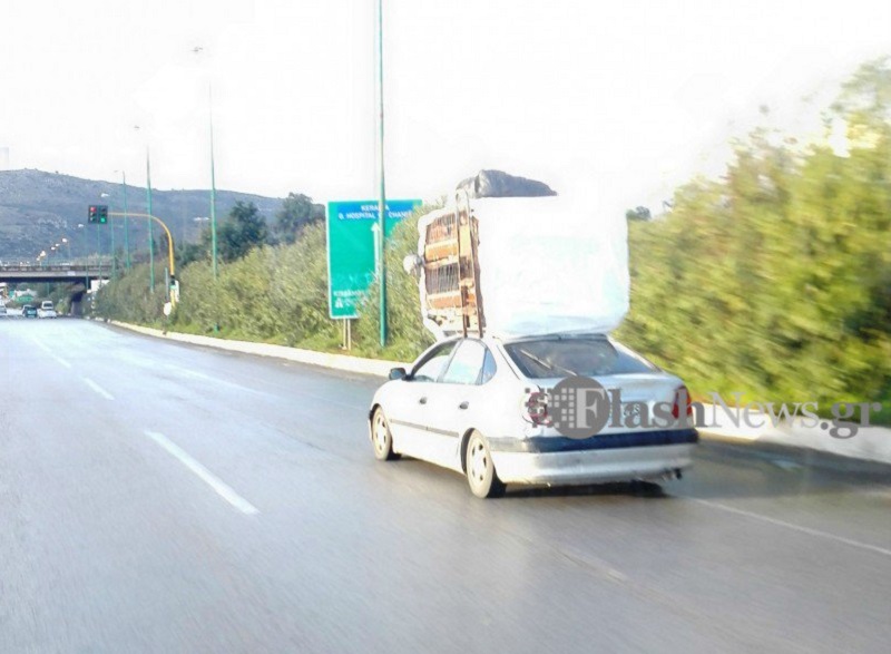 Μετέφερε ολόκληρο… κοτέτσι στην οροφή του Ι.Χ. αυτοκινήτου του
