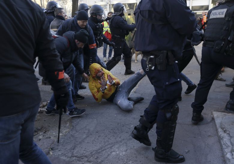 Δακρυγόνα και πλαστικές σφαίρες στα «κίτρινα γιλέκα»