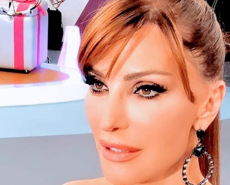 Η Βίκυ Χατζηβασιλείου ρωτά τον Τσίπρα για τη Μακεδονία