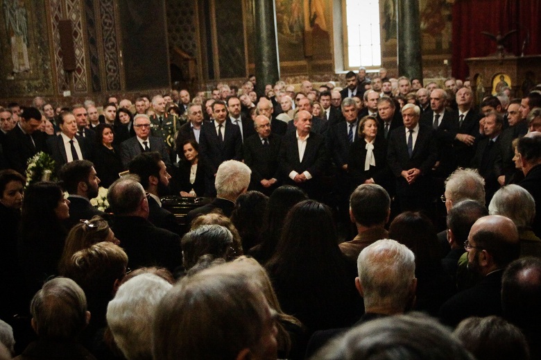 Πλήθος κόσμου για το τελευταίο αντίο στον Δημήτρη Σιούφα