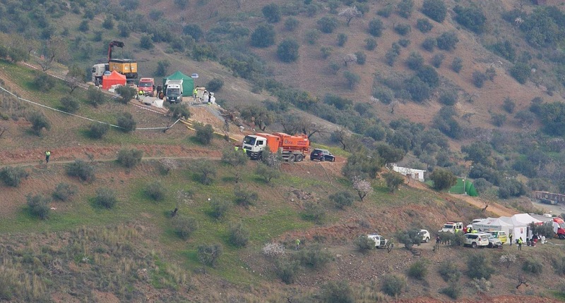 Ανοίγουν σήραγγα για να φθάσουν στον δίχρονο εγκλωβισμένο σε πηγάδι