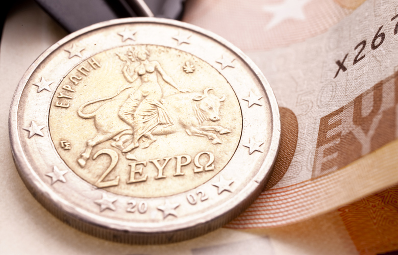 Πράσινο φως από τους δανειστές για την αύξηση του κατώτατου μισθού