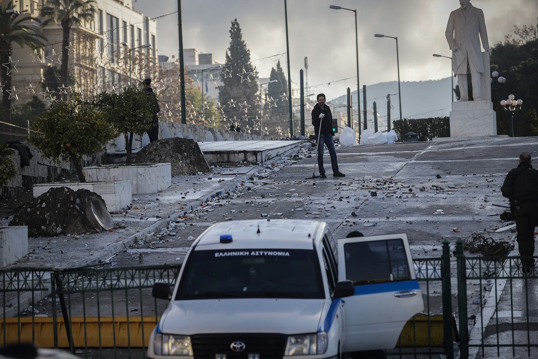 Συλλαλητήριο: 86 σάκοι με καδρόνια, μάρμαρα και «φονικά αντικείμενα» έπεσαν στη Βουλή