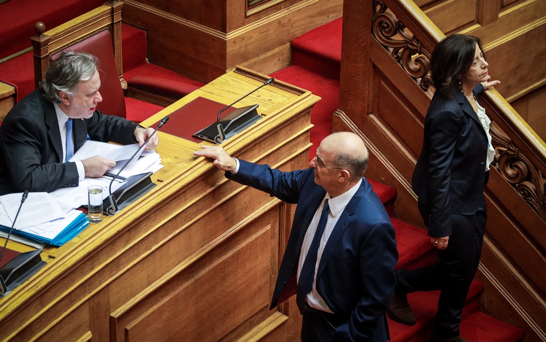 Συμφωνία των Πρεσπών: Φωνές και «θα σας βγάλω έξω» στη Βουλή