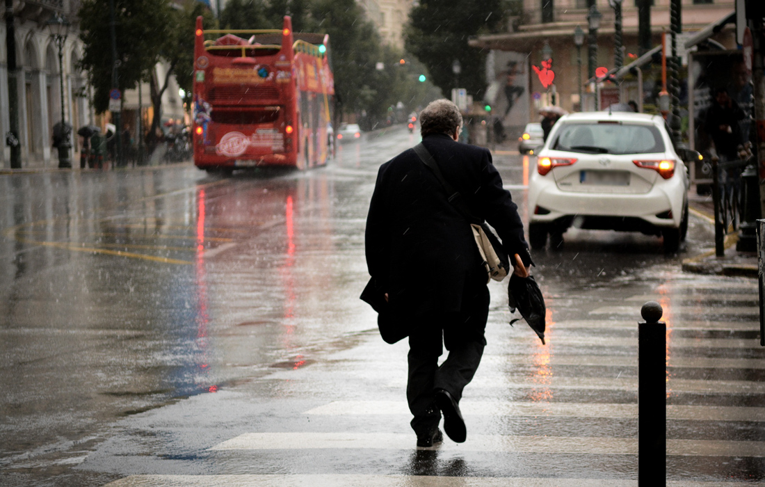 Προβλήματα σε όλη τη χώρα από τις ισχυρές βροχοπτώσεις και τους θυελλώδεις ανέμους
