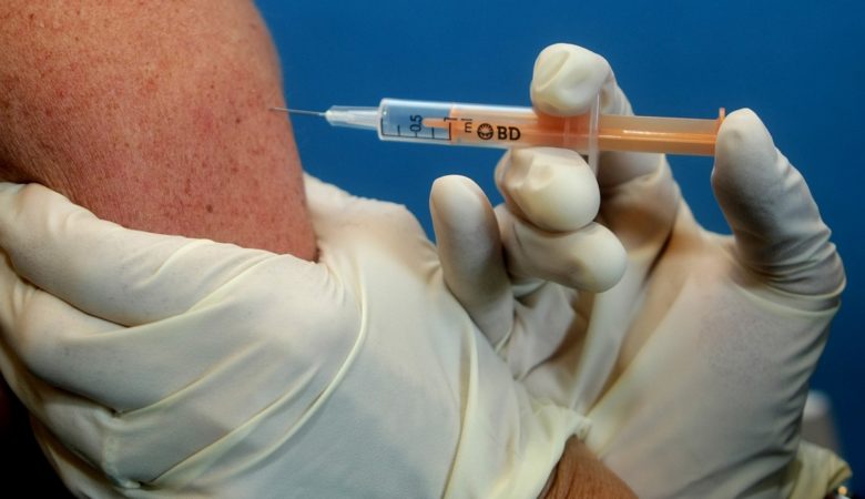 Ετοιμάζουν κέντρα μαζικού εμβολιασμού στη Βρετανία