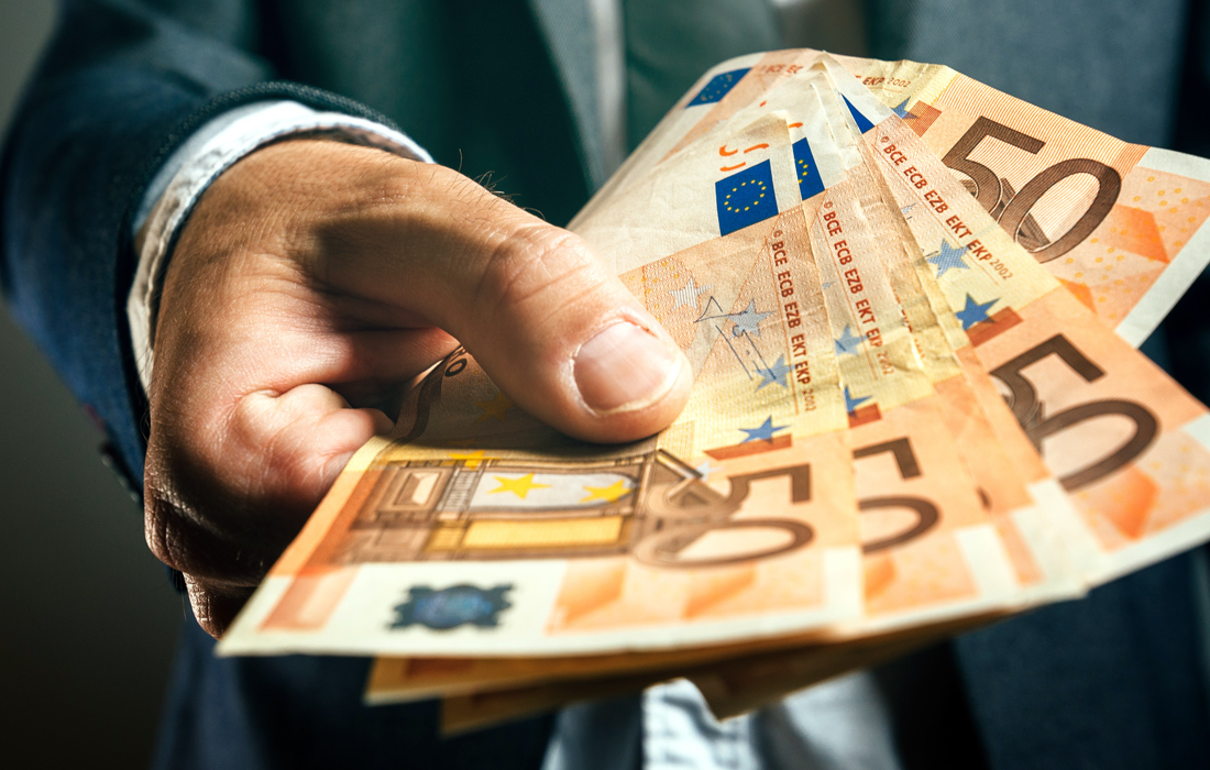 Από σήμερα ο αυξημένος κατώτατος μισθός – Οι νέες αμοιβές με αναλυτικούς πίνακες