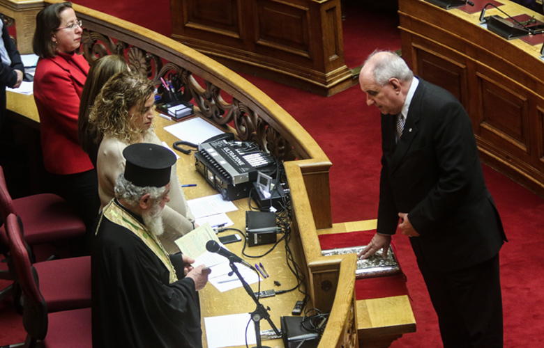 Ορκίστηκε στη Βουλή ο Τέρενς Κουίκ