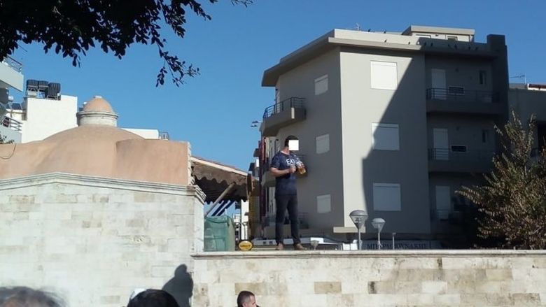 Άνδρας απειλεί να αυτοπυρποληθεί στο κέντρο του Ηρακλείου