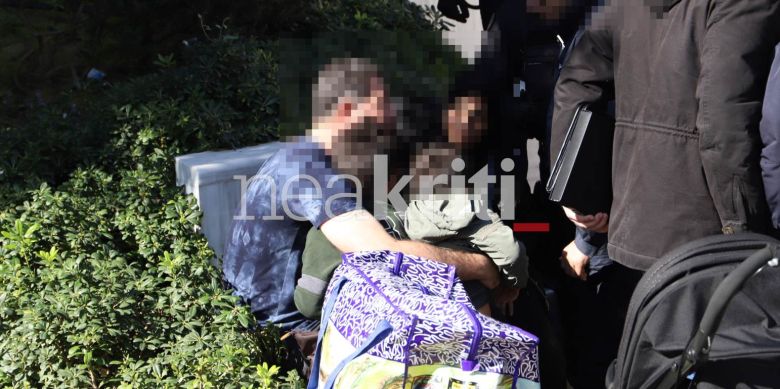 Στην αγκαλιά της γυναίκας του ο άντρας που απειλούσε να αυτοπυρποληθεί