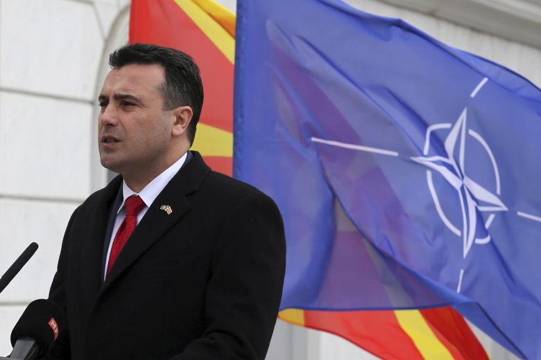 Η σημαία του ΝΑΤΟ υψώθηκε στα Σκόπια – Πανηγυρικό το κλίμα