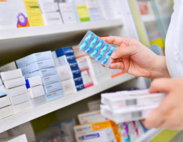 Διαμαρτύρονται οι φαρμακοποιοί για τη μη ένταξη στη λίστα των επαγγελμάτων με μειωμένη προμήθεια στις συναλλαγές με κάρτα