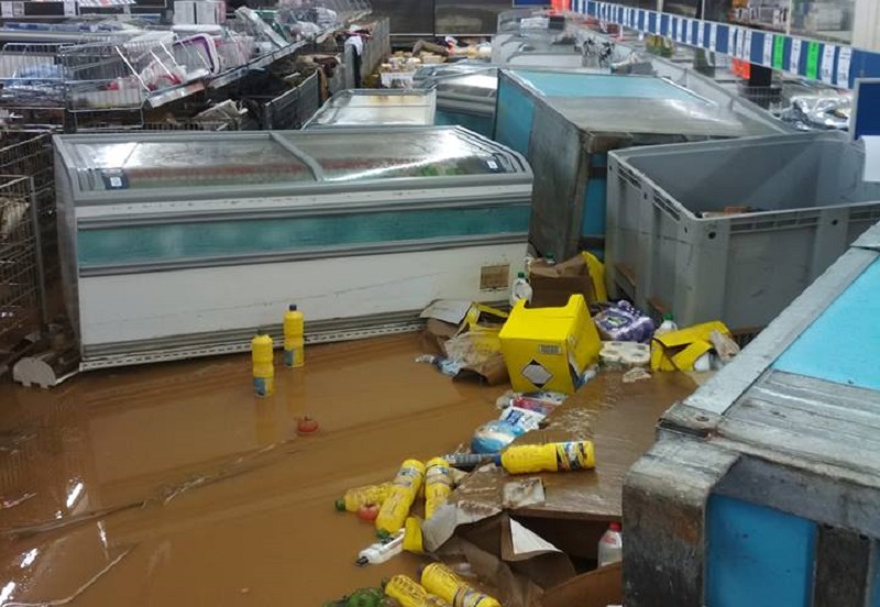 Εικόνες καταστροφής από την κακοκαιρία σε σούπερ-μάρκετ στα Χανιά