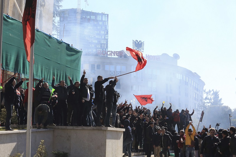 Επεισόδια και τραυματίες στα Τίρανα