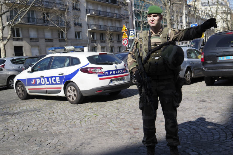 Εκκένωση συνοικίας στο Παρίσι για την εξουδετέρωση βόμβας