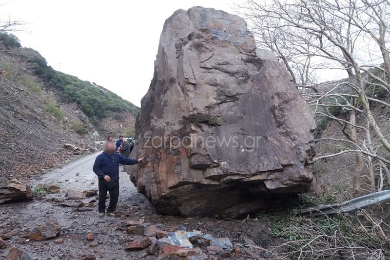 Τεράστιος βράχος έπεσε σε δρόμο στα Χανιά