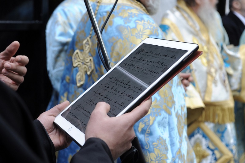 «Μπλόκο» της εκκλησίας στη χρήση tablets και smartphones από ιεροψάλτες