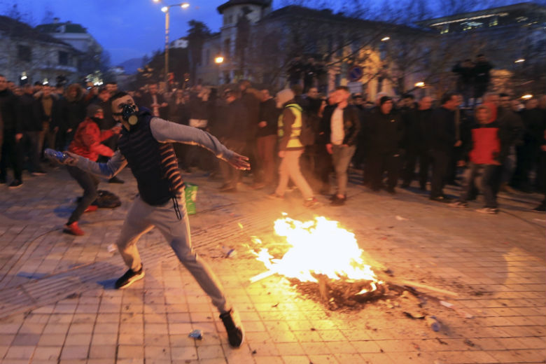 Φωτιές και δακρυγόνα σε διαδηλώσεις στα Τίρανα