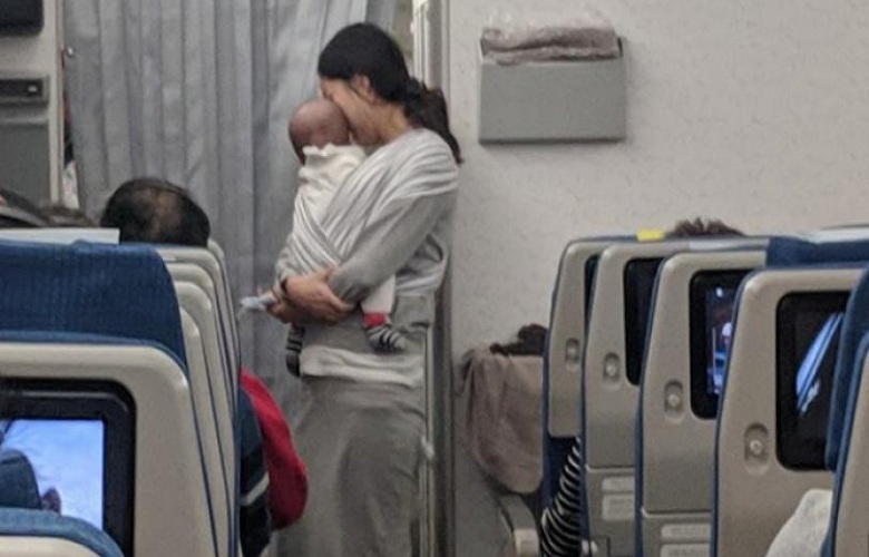 Μοίρασε στους επιβάτες ωτοασπίδες για να μην τους ενοχλήσει το κλάμα του μωρού της