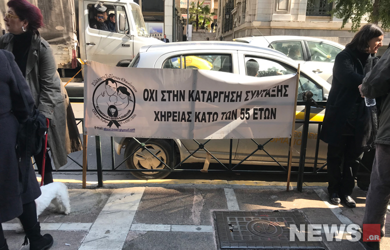 Για 8η μέρα στο υπουργείο Εργασίας οι σύζυγοι θανόντων