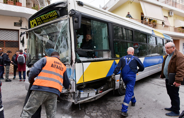 Συγκρούστηκαν λεωφορεία στο Αιγάλεω – Τραυματίστηκαν επιβάτες
