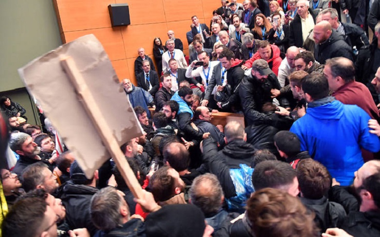 Εισβολή μελών του ΠΑΜΕ σε εκδήλωση της ΓΣΕΕ στην Καλαμάτα