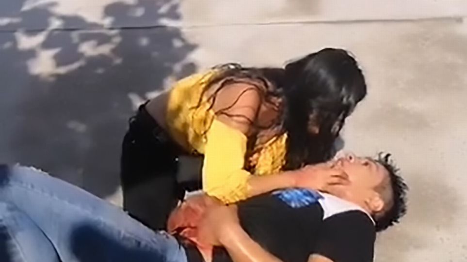 22χρονη παρακαλάει τον φίλο της που μόλις μαχαίρωσε να μην πεθάνει