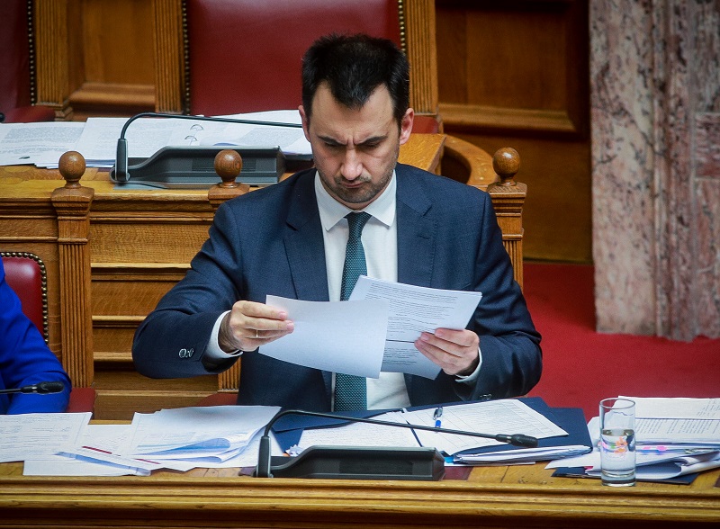 Ανέβηκαν οι τόνοι στη Βουλή για προσλήψεις και εκλογές
