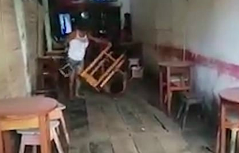 Έν εξάλλω έσπασε καρέκλα στο κεφάλι του συζύγου
