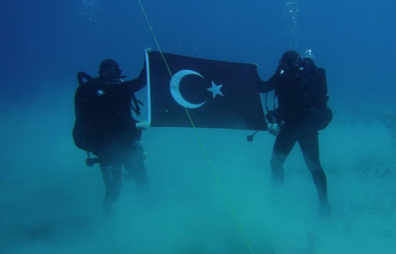 Τούρκοι βατραχάνθρωποι με την σημαία τους στον βυθό της Σούδας