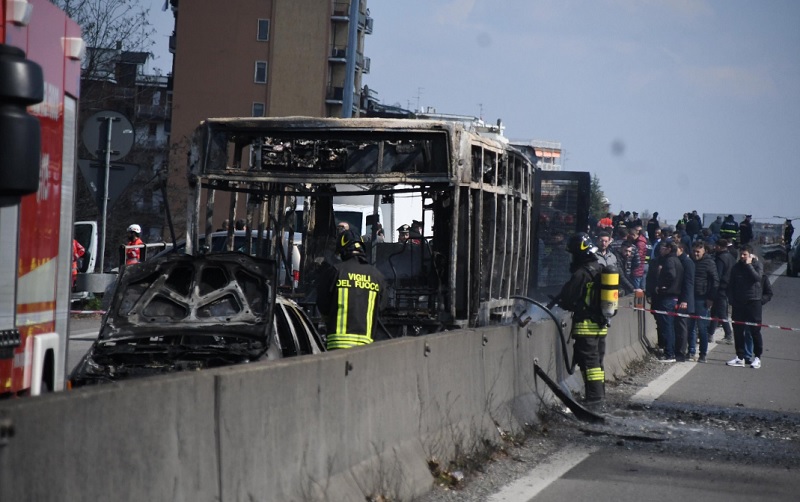 Οδηγός σχολικού λεωφορείου με 51 μαθητές του έβαλε φωτιά