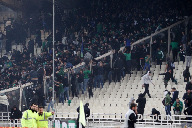 «Μπαχαλάκηδες συγκρούστηκαν με τα ΜΑΤ, δεν τηρήθηκε η διαδικασία για διακοπή του ματς»