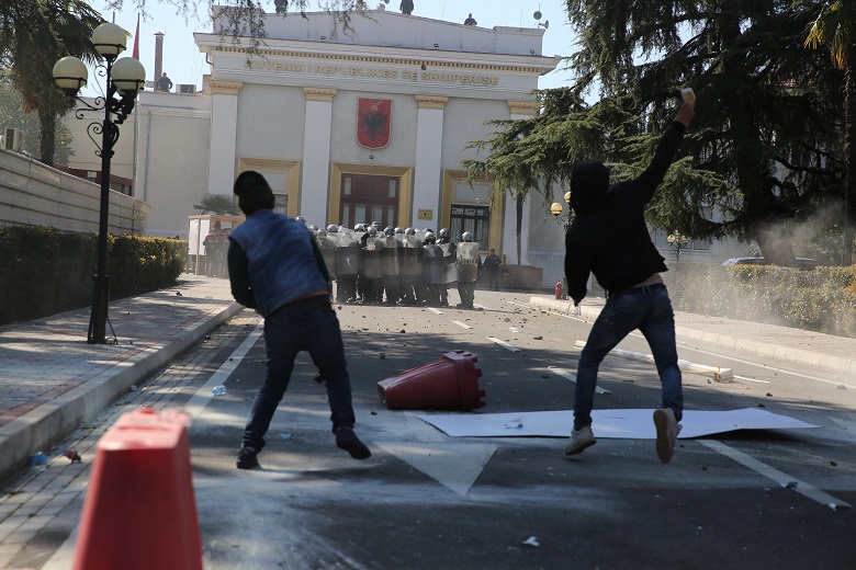 Συμπλοκές και δακρυγόνα σε διαδήλωση στα Τίρανα