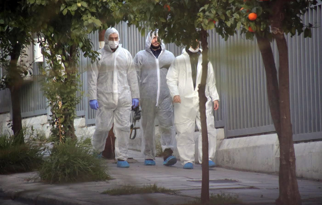 Οι κάμερες κατέγραψαν τους δράστες που έριξαν την χειροβομβίδα στο ρωσικό Προξενείο στο Χαλάνδρι