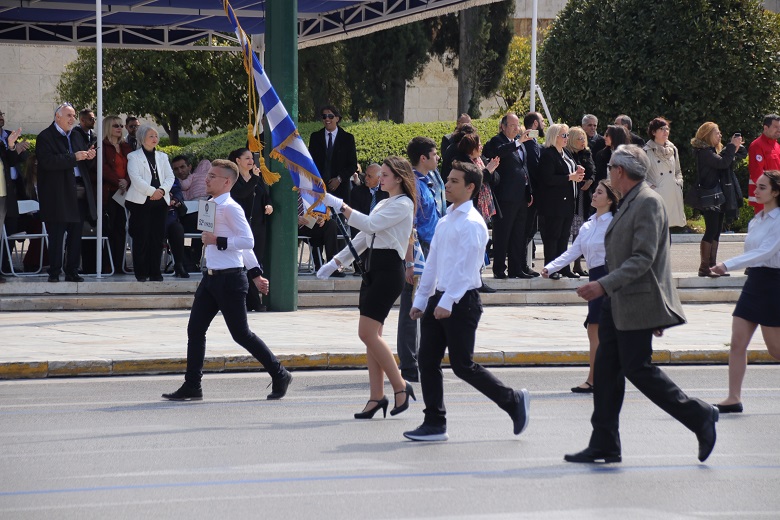 Μαθητική παρέλαση με δύο προσαγωγές στο κέντρο της Αθήνας