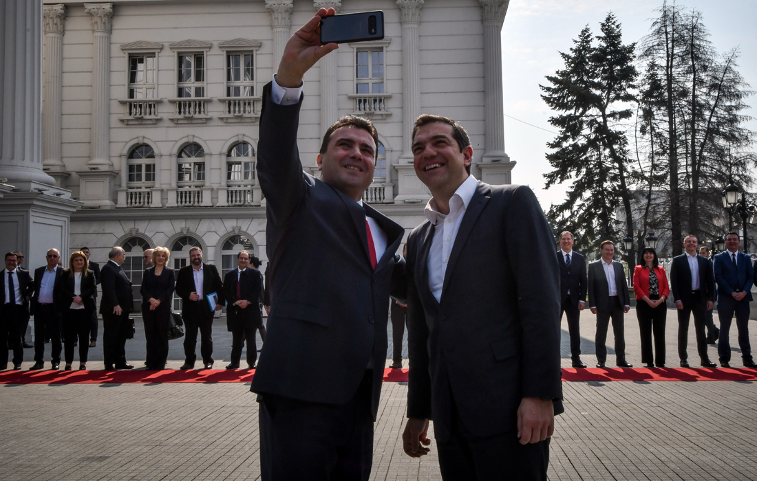 Θερμή υποδοχή Τσίπρα στα Σκόπια