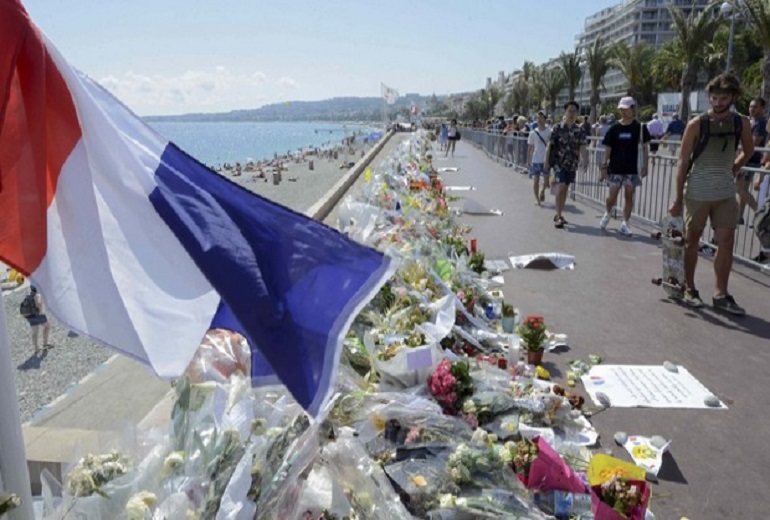 «Μεταχειρίστηκαν τον γιο μου με τον ίδιο τρόπο που αντιμετώπισαν τον τρομοκράτη που τον σκότωσε»