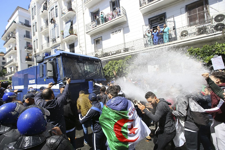 Δακρυγόνα και αντλίες νερού κατά φοιτητών στο Αλγέρι
