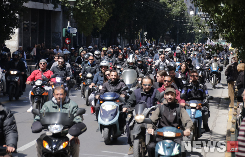Πορεία ντελιβεράδων στο κέντρο της Αθήνας με πανό και καπνογόνα