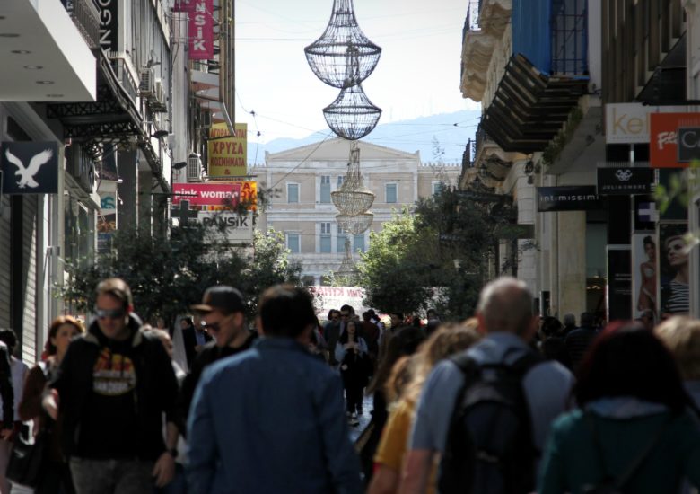 Ανοιχτά αύριο τα καταστήματα, οι ενδιάμεσες εκπτώσεις θα διαρκέσουν έως τις 15 Μαΐου