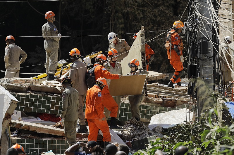 Δύο νεκροί σε κατάρρευση πολυόροφων κτιρίων σε φαβέλα του Ρίο
